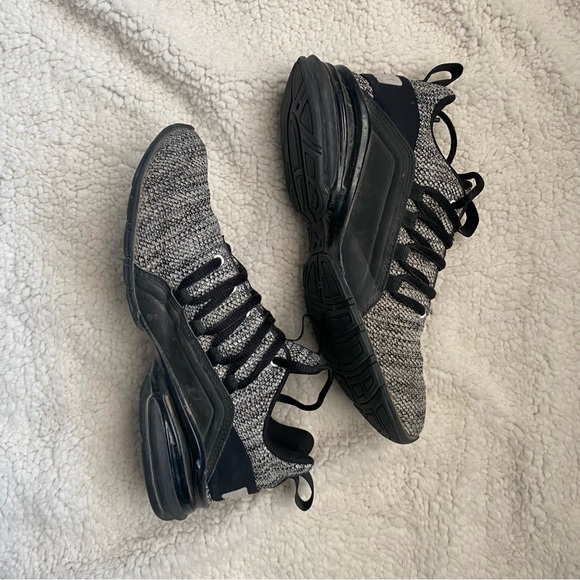 Black and white Puma sneakers size 4.5 in Children’s and 6 in women’s. - Picture 6 of 6